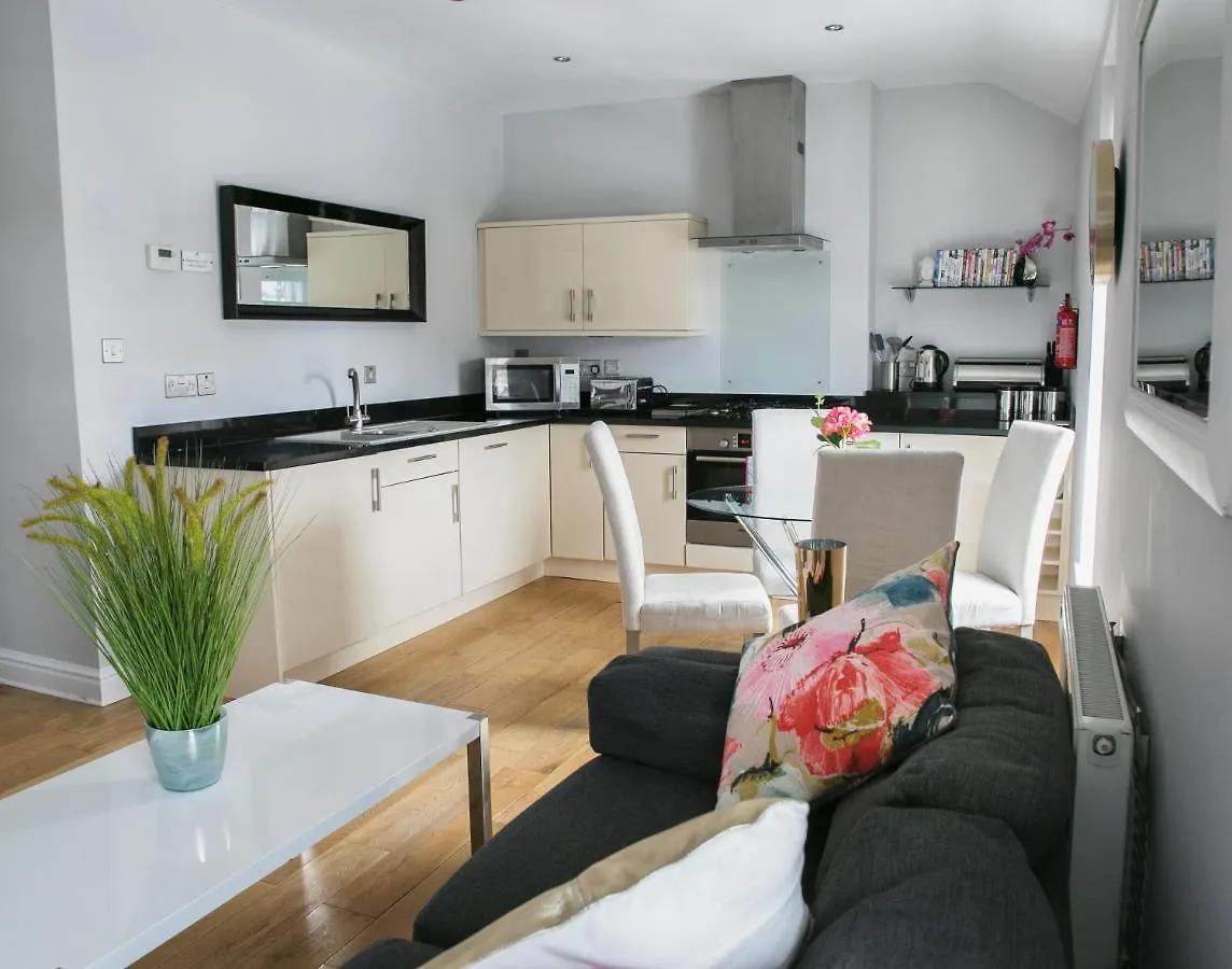 The Green House Classic 2 Bedroom Apartment Χαρογκέιτ