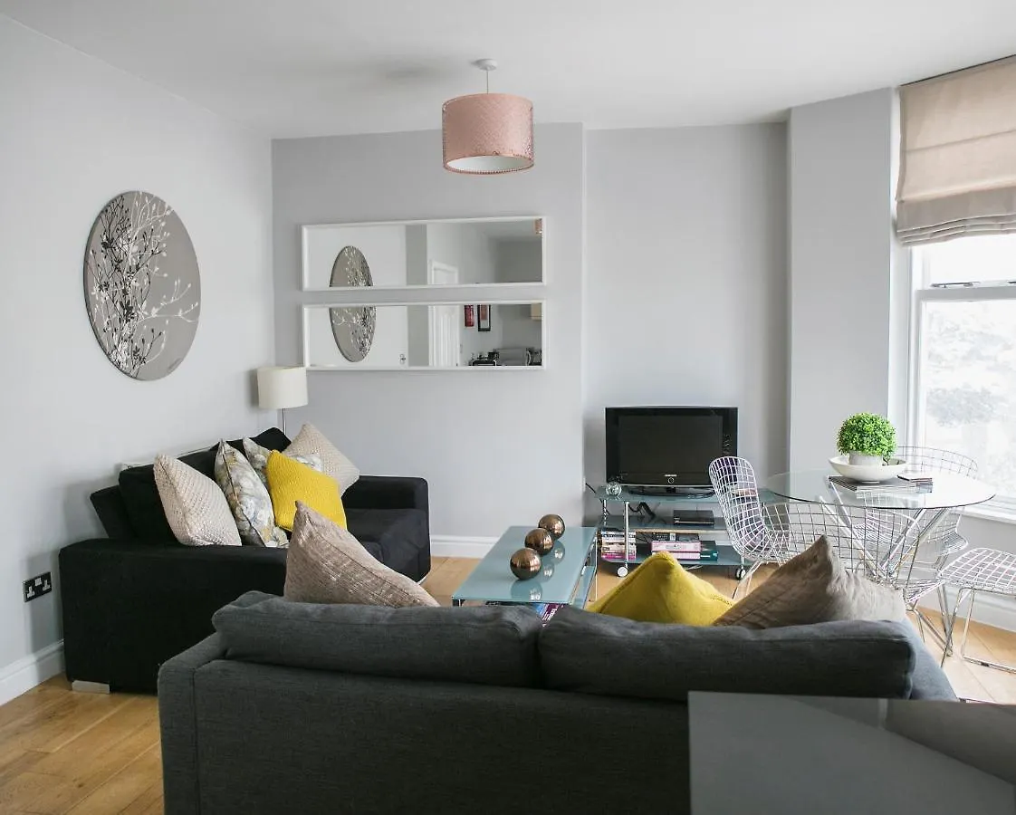 The Green House Classic 2 Bedroom Apartment Χαρογκέιτ